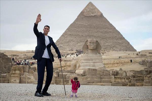 الصحف العالمية تسلط الضوء على زيارة أطول رجل و اقصر امرأة لمصر 