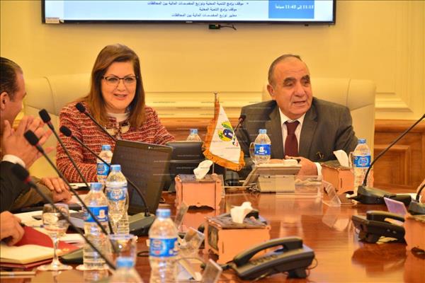اللواء أبو بكر الجندي وزير التنمية المحلية و الدكتورة هالة السعيد وزيرة التخطيط 