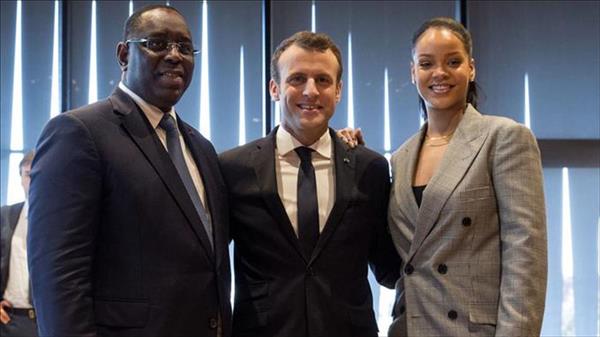 الرئيس الفرنسي بصحبة رئيس السنغال والمغنية ريانا