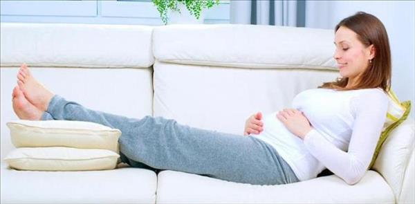 نصائح هامة لتجنب تورم القدمين أثناء الحمل