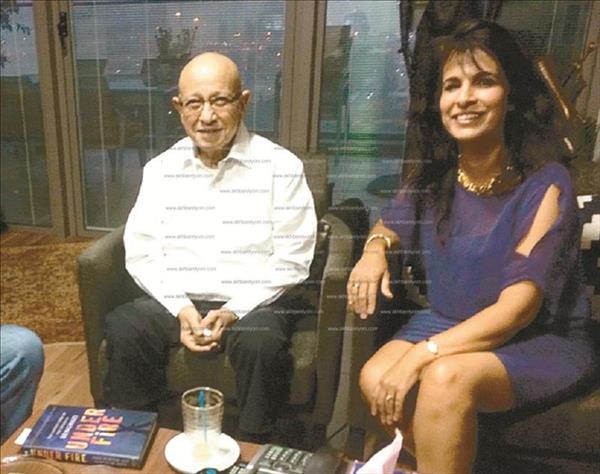 المؤلفة نتسانا دارشان - ليتنر مع مئير داجان مدير الموساد السابق