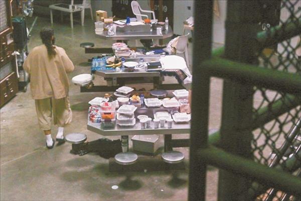 أحد المعتقلين في الغرف الخاصة بتناول الطعام 