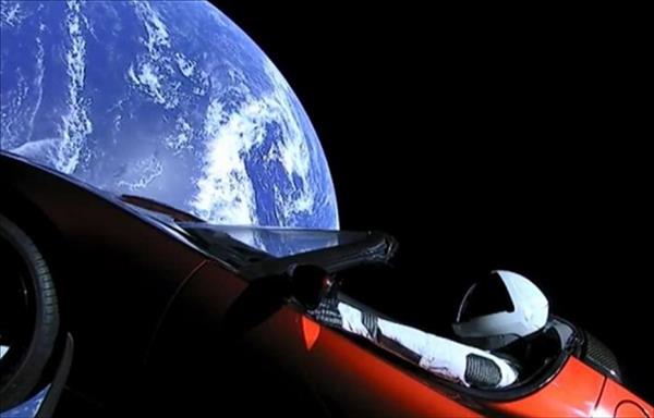 أول سيارة تسير في الفضاء 