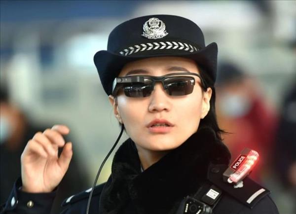 الشرطة الصينية تستخدم النظارات الذكية