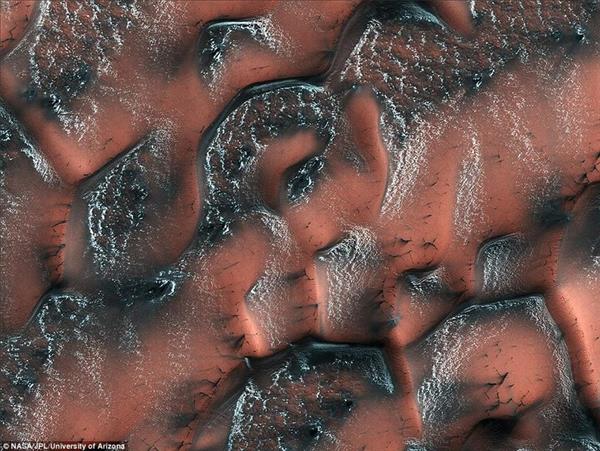  منحدرات مذهلة على كوكب المريخ 