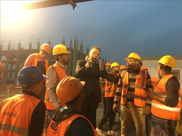 وزير النقل د. هشام عرفات مع العاملين بمترو الخط الثالث
