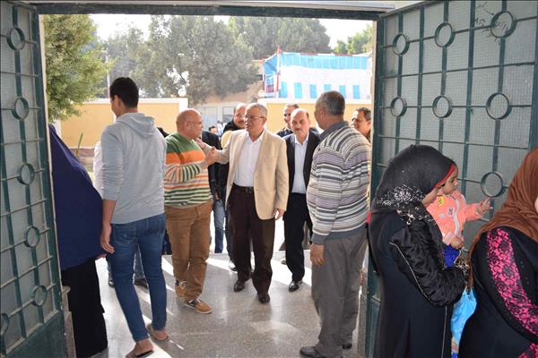 محافظ المنيا يتفقد أعمال القافلة الطبية بقرية تلة 
