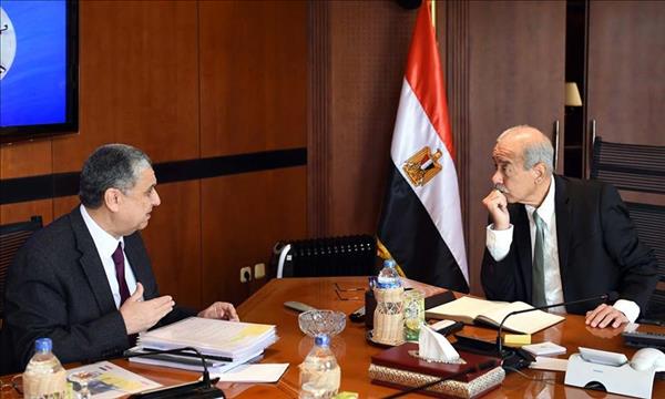 المهندس شريف اسماعيل رئيس مجلس الوزراء خلال اجتماعه مع وزير الكهرباء