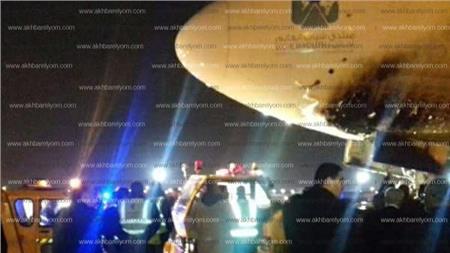 الصور الأولى لحادث اشتعال عربة سحب طائرات بمطار القاهرة 