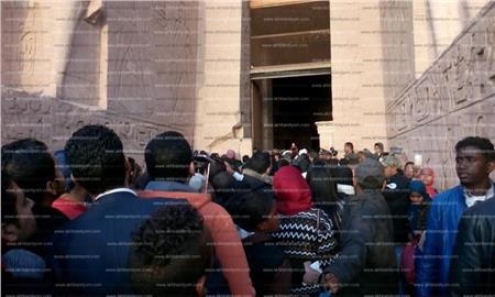الآلاف يشهدون ظاهرة تعامد الشمس على وجه «رمسيس الثاني» بمعبد أبوسمبل