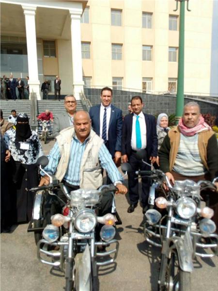 «تضامن الإسكندرية» توزع 25 دراجة بخارية لذوي الإعاقة الحركية