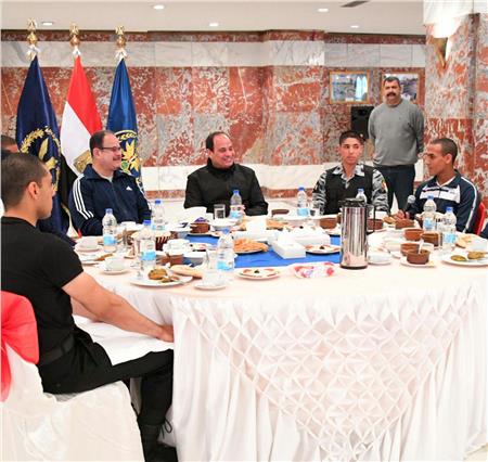 الرئيس السيسي تناول الإفطار مع طلاب كلية الشرطة