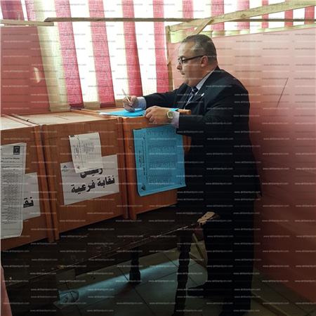  "أبو زيد" يدلي بصوته في انتخابات نقابة المهندسين
