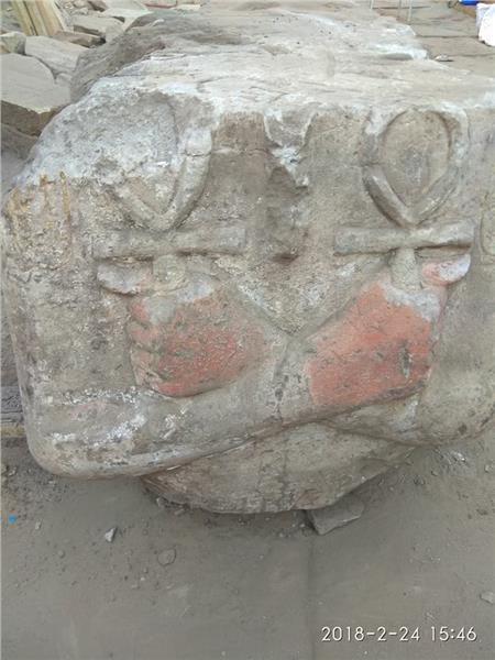 الكشف عن أجزاء من تمثال للملك «رمسيس الثاني» بمعبد «كوم امبو» بأسوان