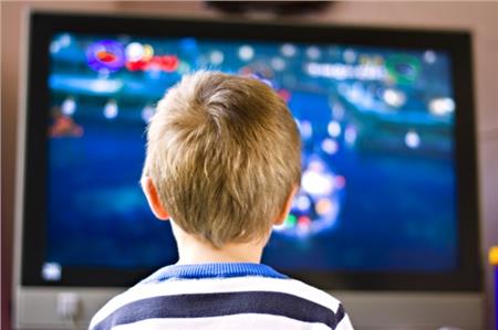 إفراط الأطفال في مشاهدة التلفزيون يؤثر سلبا عليهم في «المراهقة»