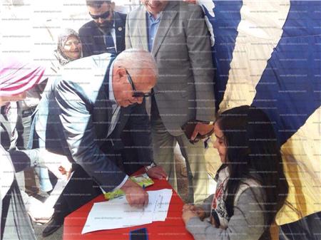 محافظ بورسعيد يدلى بصوته في لجنة محاكاة انتخابية لاطفال الحضانة