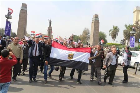 معلمو مصر يطلقون مسيرة حاشدة على كوبري قصر النيل لتأييد الرئيس