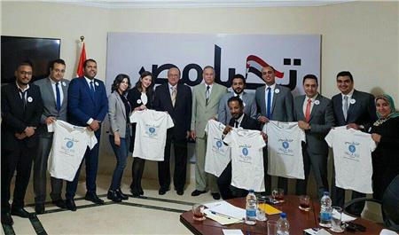 أعضاء حملة «يلا سيسي» مع السفير محمود كارم منسق حملة السيسي