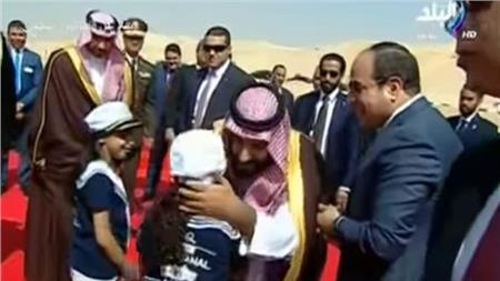 ولي العهد السعودي يقبل  رأس أحد الأطفال 