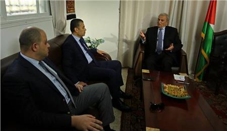 خلال اللقاء مع نائب رئيس الوزراء الفلسطيني د. زياد أبو عمرو