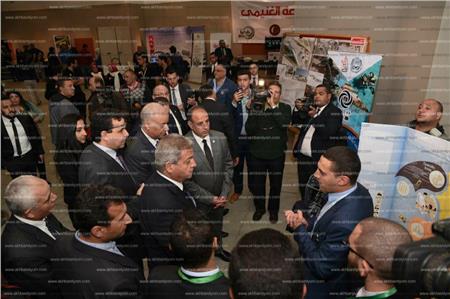 وزير الشباب ومحافظ الإسكندرية خلال تفقد معرض المبتكرات