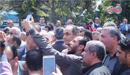 مواطنون يلتقطون السيلفي جمال مبارك 