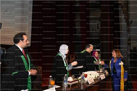 د-هدي عبد الناصر خلال التكريم في احتفالية كلية الاقتصاد والعلوم السياسية