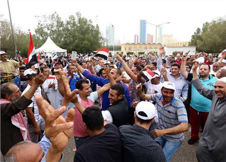  الناخبون يتحتشدون أمام سفارة مصر بالكويت قبل ساعة ونصف من موعد الاقتراع
