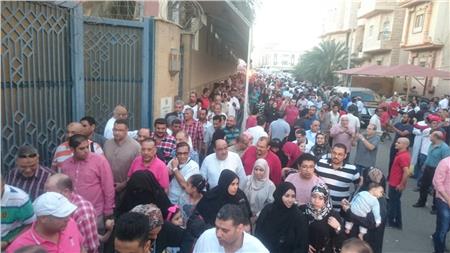 عشرات الناخبين يهتفون باسم مصر أمام سفارتنا بجدة