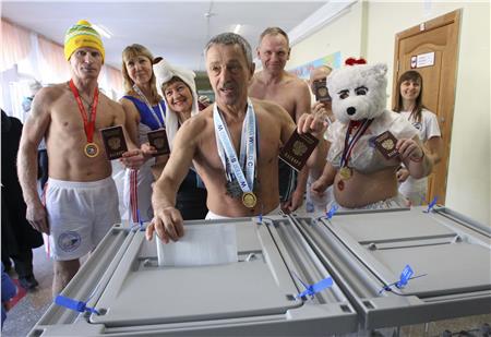 أعضاء نادي السباحة الشتوي الروسي