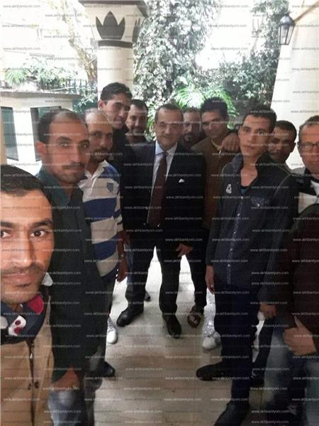 عمرو عباس مع عدد من أعضاء الجالية المصرية في الأوروجواي 