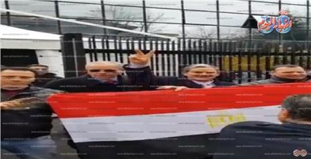 المصريون أمام القنصلية المصرية بميلانو