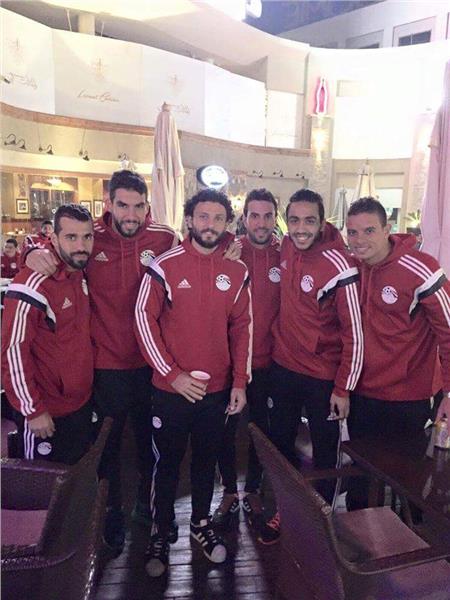 عبد الله السعيد مع لاعبي منتخب مصر