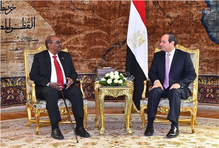 الرئيس السيسي ونظيره السوداني عمر البشير 