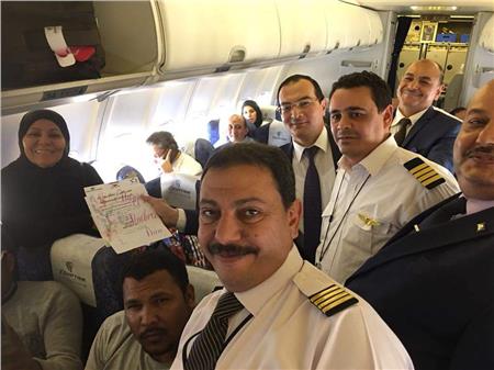 مصر للطيران  تحتفل بعيد الأم