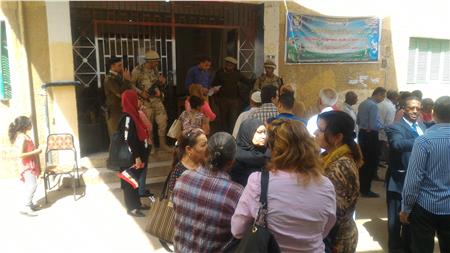 الناخبون في أسوان أمام مقار الاقتراع
