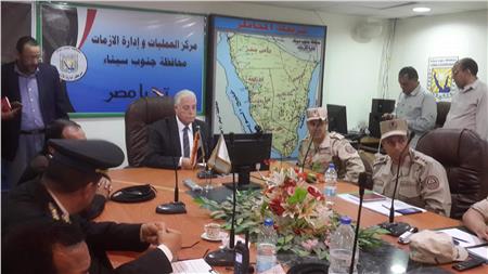 محافظ جنوب سيناء يتابع العمليه الانتخابيه من داخل مركز العمليات 