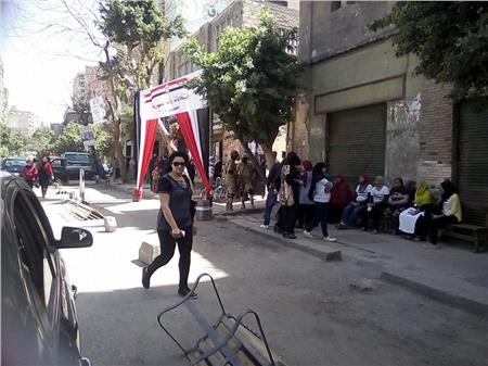 الناخبون أمام إحدى اللجان في منشأة ناصر
