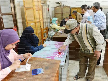 مصر تنتخب| أهالي أسيوط تركوا حقولهم وتوجهوا للإدلاء بأصواتهم