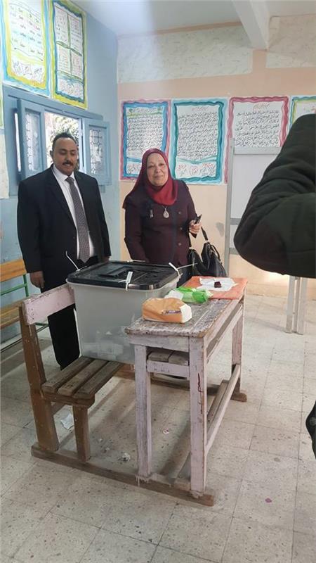 مصر تنتخب| فريال قطب تدلي بصوتها في الإسكندرية