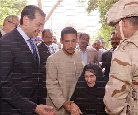 مصر تنتخب| محافظ أسيوط يساعد مسنة للإدلاء بصوتها في الانتخابات الرئاسية