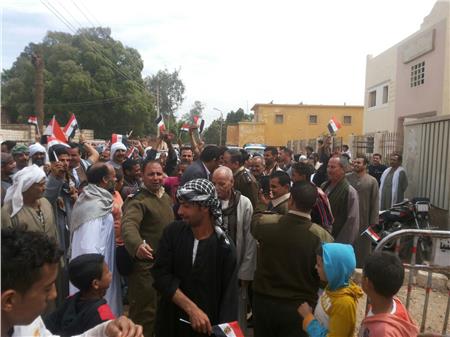 قبائل أبوقرقاص يحتشدون أمام اللجان