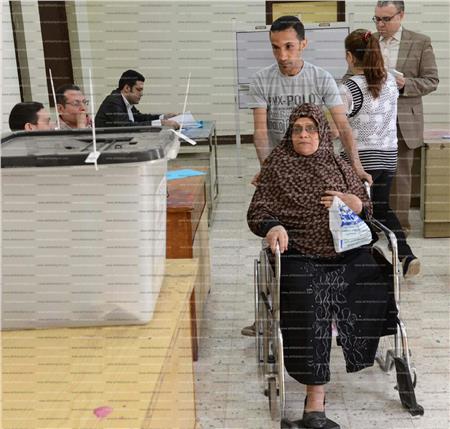 مصر تنتخب|عجوز تغادر المستشفى على كرسي متحرك لتدلي بصوتها 