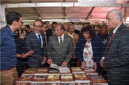 وزيرة الثقافة ومحافظ الإسكندرية خلال افتتاح معرض الكتاب