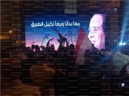 جانب من الاحتفال بفوز السيسي أمام جامعة القاهرة