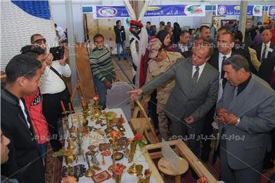 محافظ الإسكندرية خلال تفقده منتجات معرض المدارس الفنية