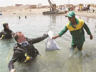 جانب من أعمال النظافة بشواطئ مرسى علم
