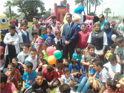 مدير معهد ناصر يشارك الأطفال في الاحتفال بيوم اليتيم