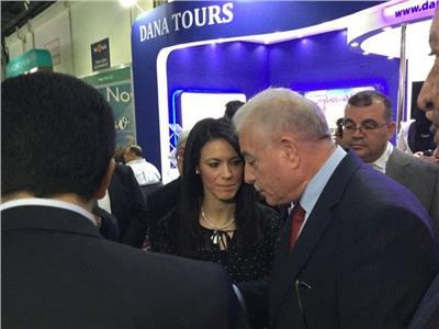 وزيرة السياحة مع اللواء خالد فودة خلال مشاركتهما في ملتقى دبي للسياحة