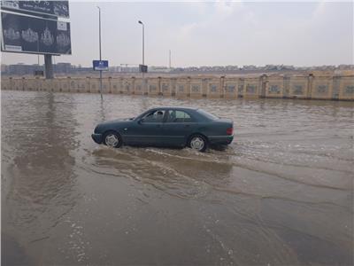 السيارات تغرق في مياه الأمطار بالتجمع